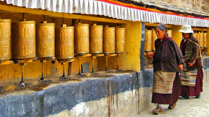 tibeten-women-worshipping