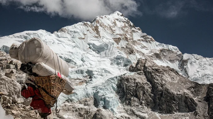 Sherpa-trekking-to-the-Everest,-Nepal-&-Tibet