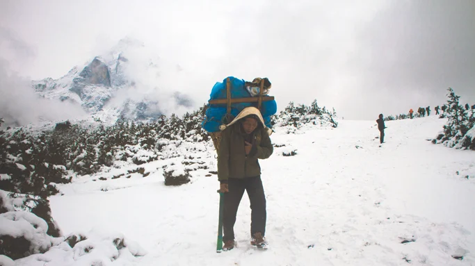 Tibetan-Sherpa-climbing-Everest-in-Nepal