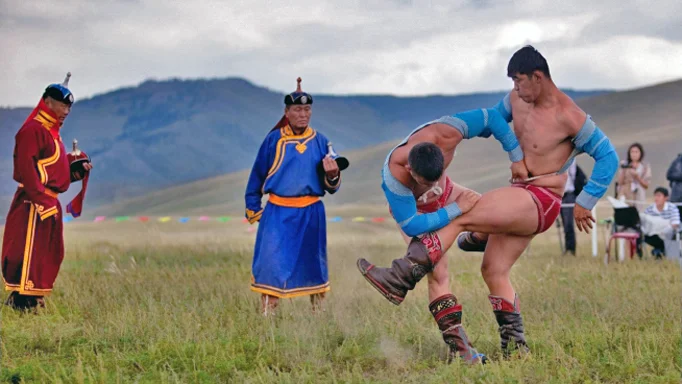 Wrestlers-at-a-local-Mongolian-Naadam