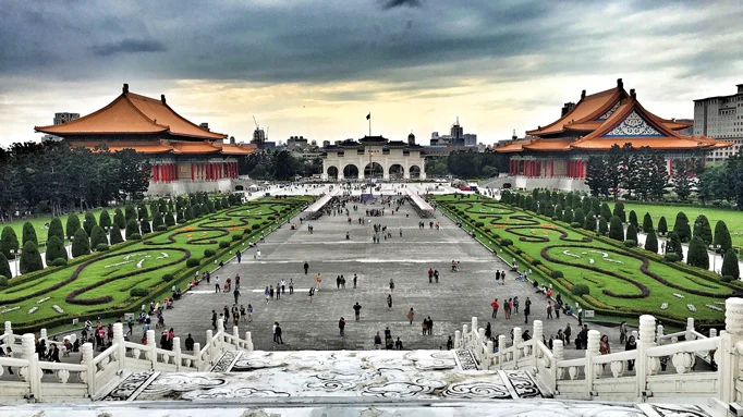 mao-zedong-portrait-at-the-forbidden-city-entrance-in-BEijing-China-Private-tours